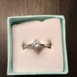 Round solitaire ring